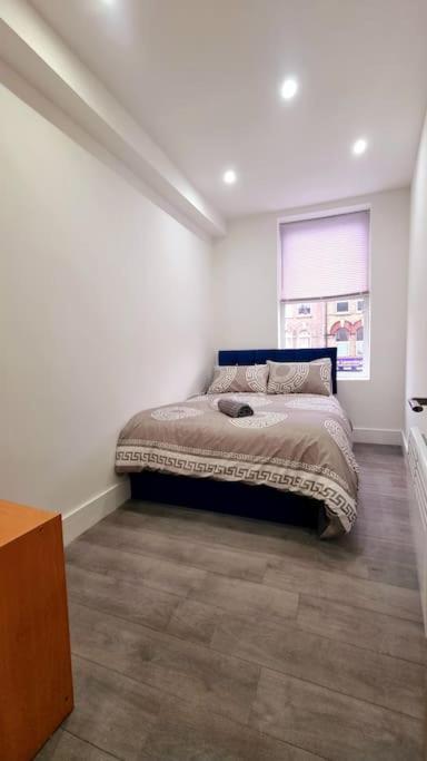 2 Bed Cosy Flat Close To Bus & Tube Station 伦敦 外观 照片