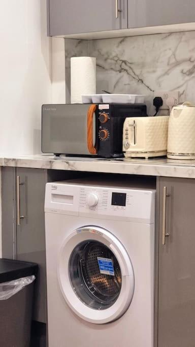 2 Bed Cosy Flat Close To Bus & Tube Station 伦敦 外观 照片