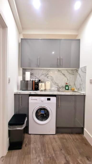 2 Bed Cosy Flat Close To Bus & Tube Station 伦敦 外观 照片
