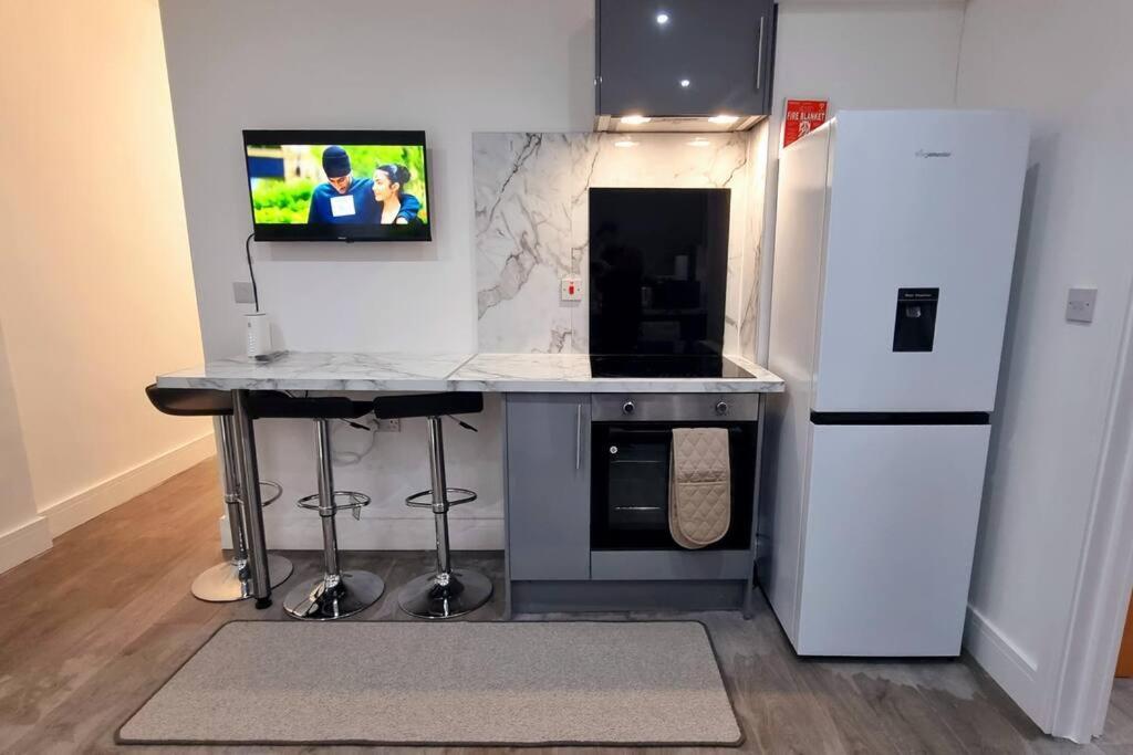 2 Bed Cosy Flat Close To Bus & Tube Station 伦敦 外观 照片