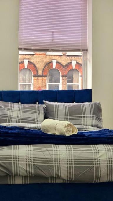 2 Bed Cosy Flat Close To Bus & Tube Station 伦敦 外观 照片