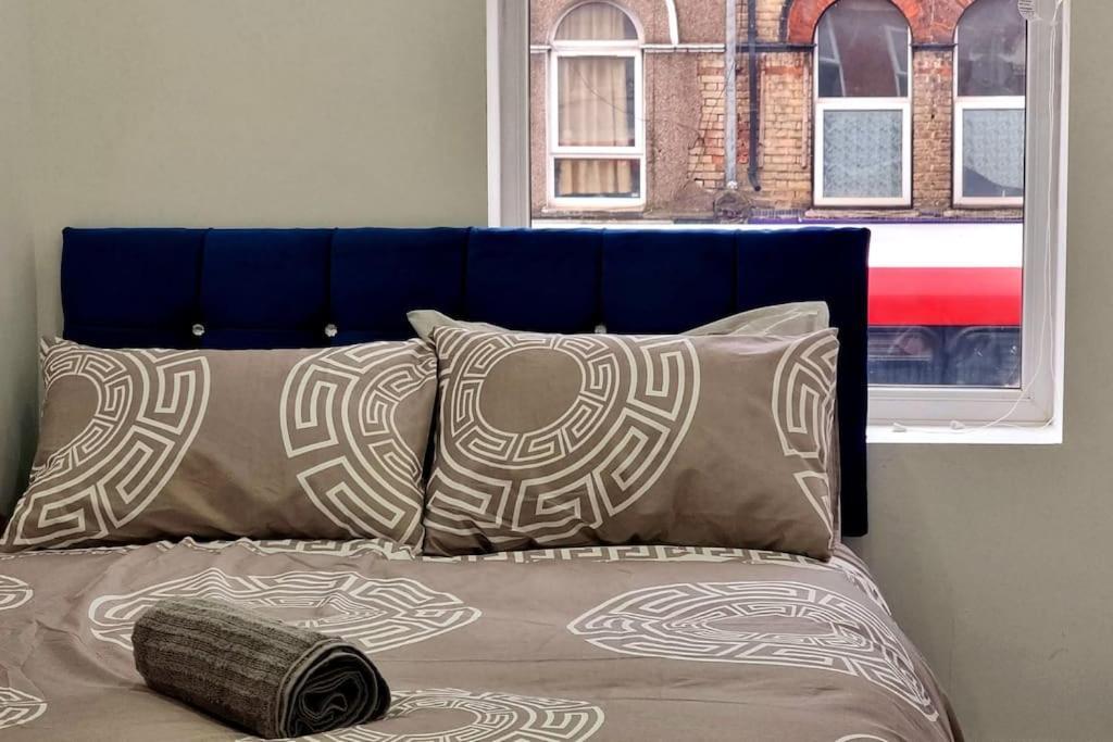 2 Bed Cosy Flat Close To Bus & Tube Station 伦敦 外观 照片