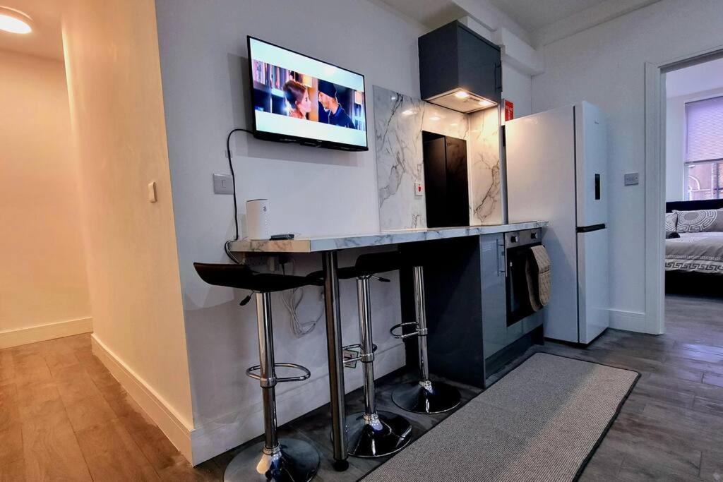 2 Bed Cosy Flat Close To Bus & Tube Station 伦敦 外观 照片