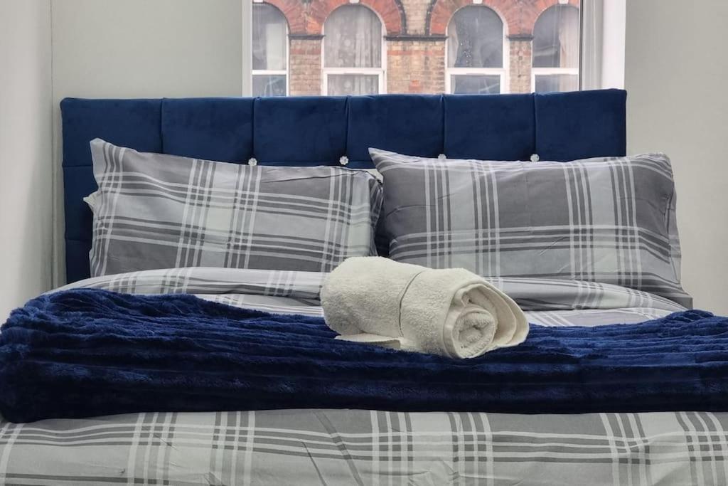 2 Bed Cosy Flat Close To Bus & Tube Station 伦敦 外观 照片