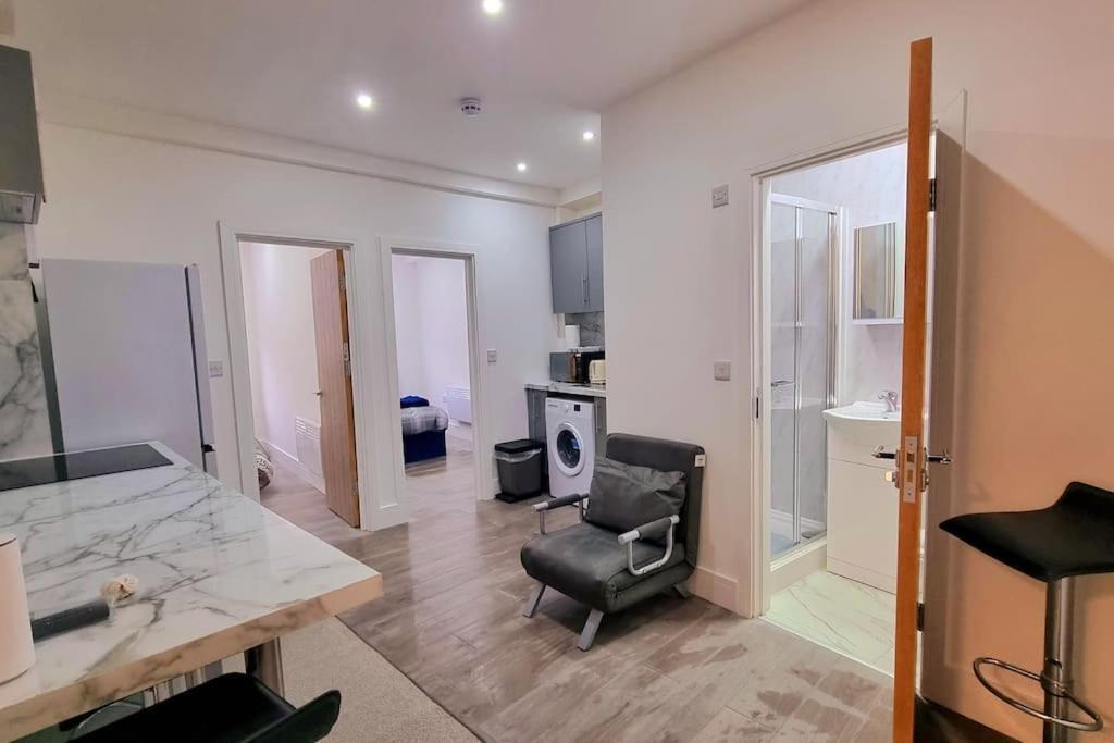 2 Bed Cosy Flat Close To Bus & Tube Station 伦敦 外观 照片